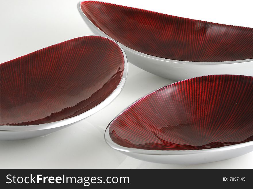 Set of 3 metallic red plates for home decoration