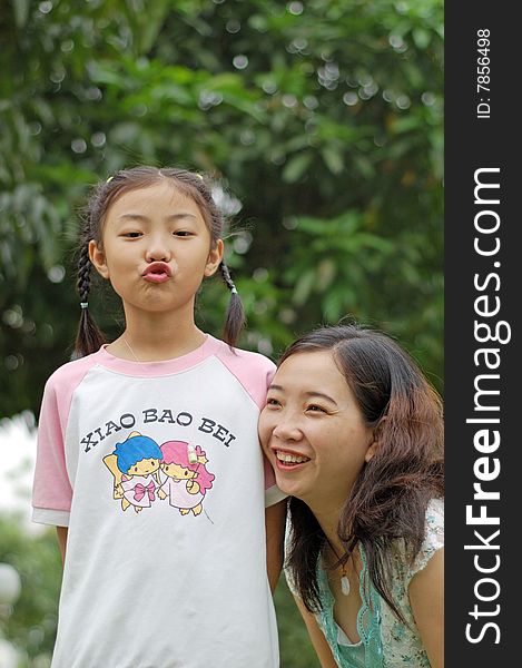 Happy mother and daughter in the park pictures,China