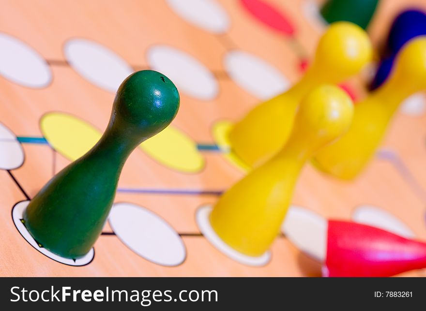 Children game to cube and pieces