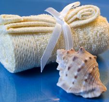 Towel Spa And Sea Shell Royalty Free Stock Photography Towel Spa And Sea Shell Royalty Free Stock Photography