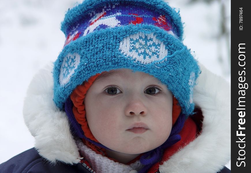 Winter portrait of the child in the wood