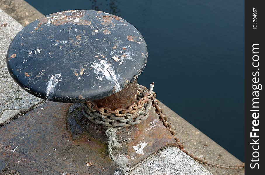 Mooring point with chain