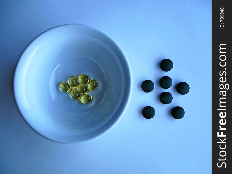 Pills of spirulina and garlic