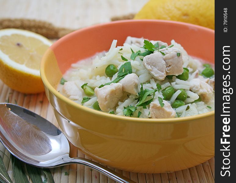 A lemon soup with chicken and peas