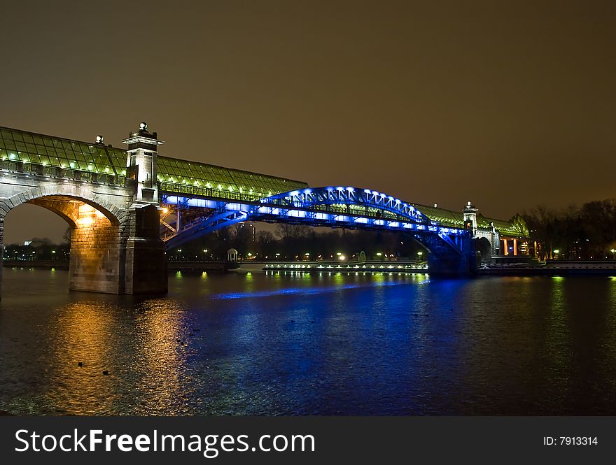 Foot bridge over the Moscow river. Night s