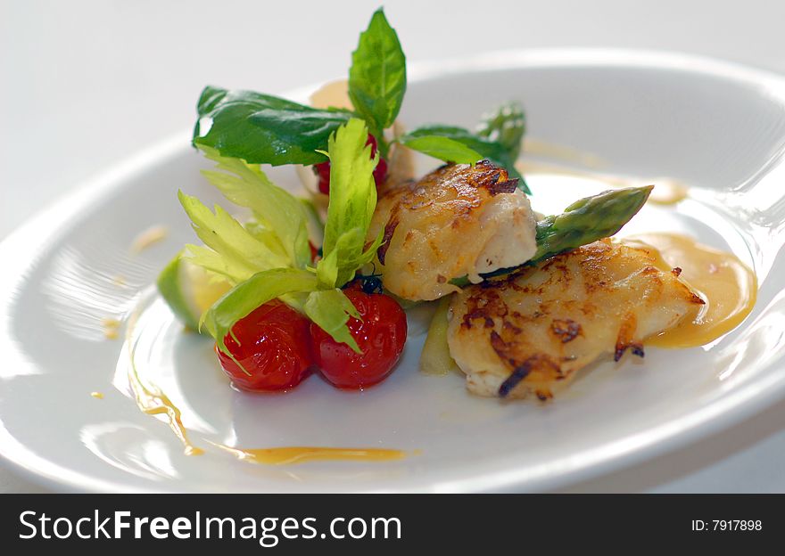 Fried fish with vegetables and sauce