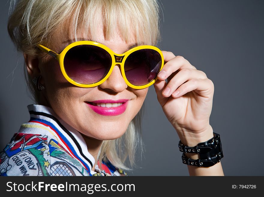 Fashion portrait of lovely blond woman in sunglasses