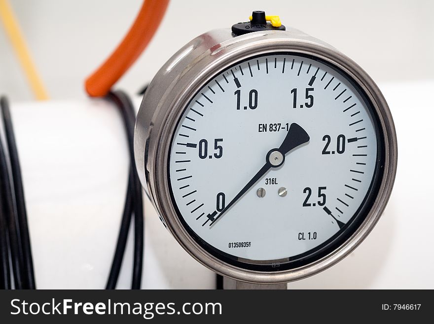 Pressure gauge in a lablaboratory environment.