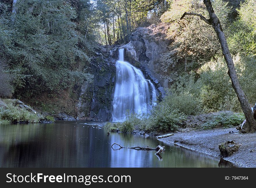 This falls is in the claskanine valley in oregon about 10 mi.south of astoria off of hwy202. This falls is in the claskanine valley in oregon about 10 mi.south of astoria off of hwy202