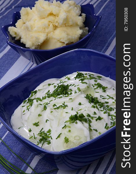 Cucumber slices with chives and sauce