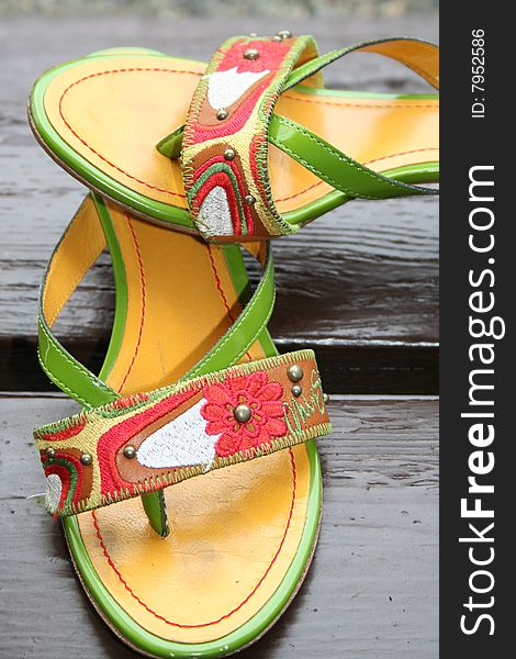 Beautiful sandalette for women and girls made in leather and textile