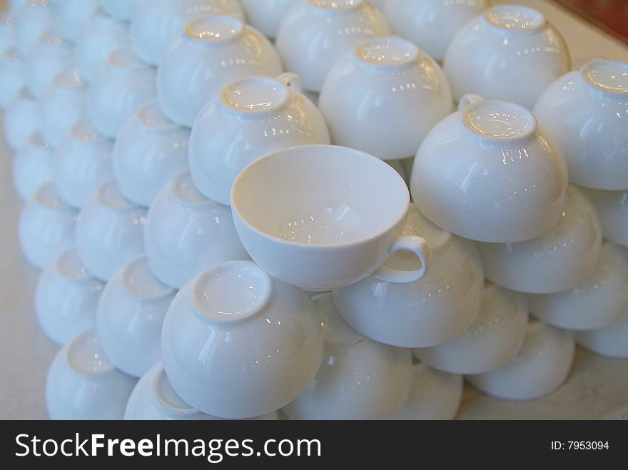 Many white bowl on the desk
