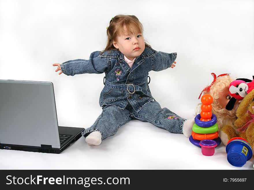 Child is not know which way to select.  Computer or toys?. Child is not know which way to select.  Computer or toys?