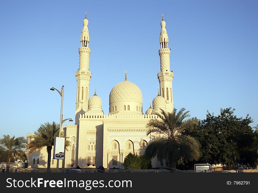 Famous jumeirah mosque in dubai, united arab emirates