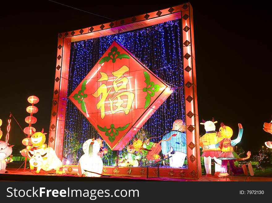 In the Chinese traditional festival, people set some lighting gates and dolls to celebrate it. In the Chinese traditional festival, people set some lighting gates and dolls to celebrate it.
