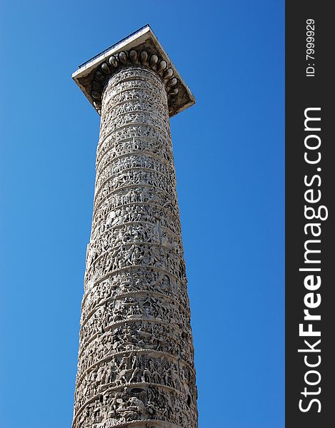 A sumptuous roman pole with amazing details.