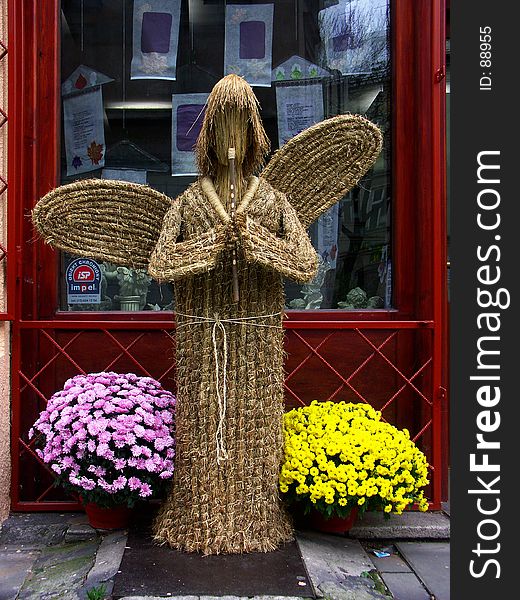 Straw angel with a flute