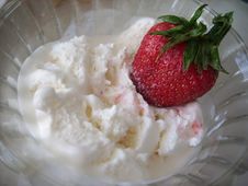 Strawberry With Ice-cream Royalty Free Stock Photography Strawberry With Ice-cream Royalty Free Stock Photography