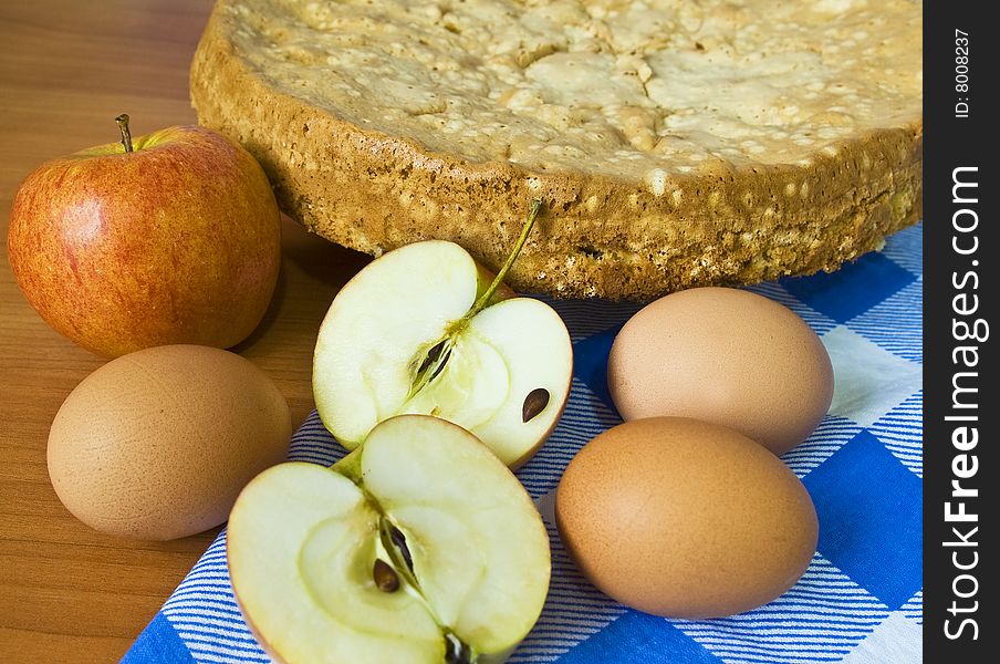 Apple pie and raw apples