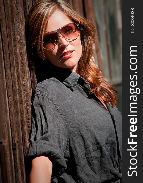 Sunny portrait of beautiful woman with sunglasses