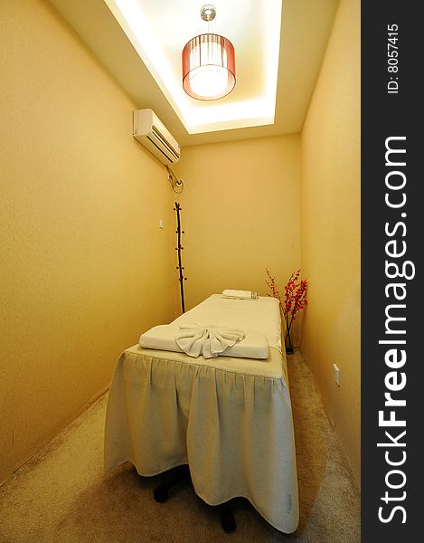 A yellow massage room with nobody