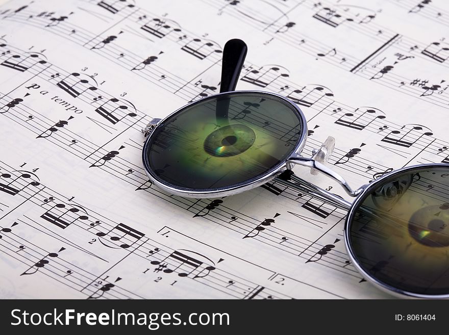 Reflect the pupil in the glasses with music notes background