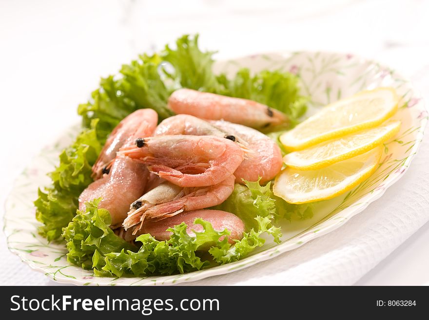 Food series: tasty shrimp with lemon and lettuce