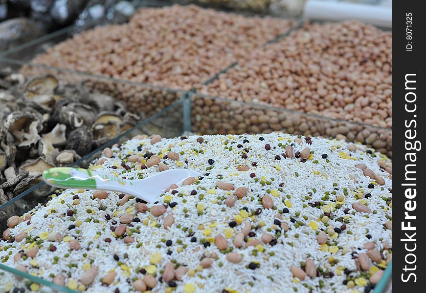 In the market sells each kind of grain