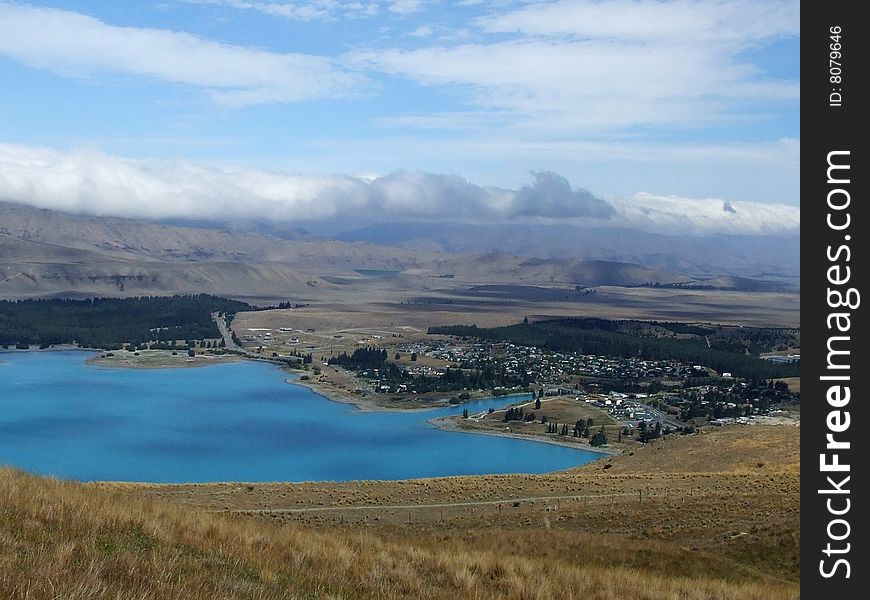 Scenic photo of a Lake with mountains in the background somewhere in New Zealand