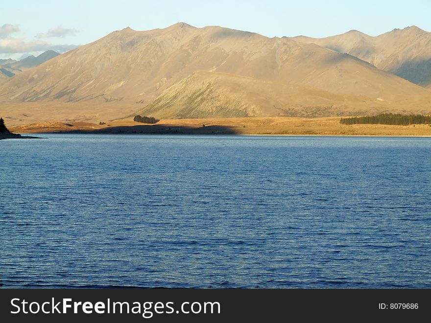 Scenic photo of a Lake with mountains in the background somewhere in New Zealand