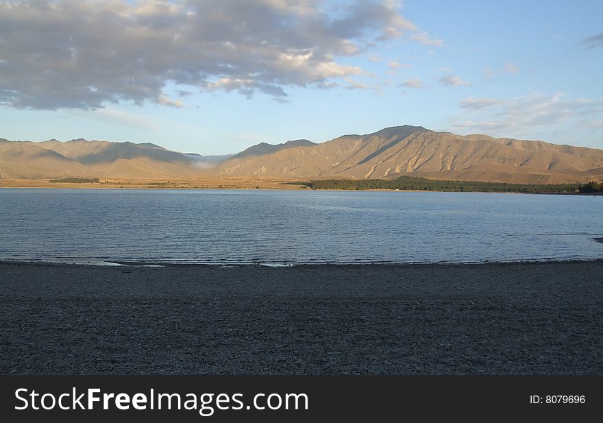 Scenic photo of a Lake with mountains in the background somewhere in New Zealand