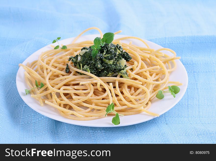 Pasta spaghetti with spinach diner