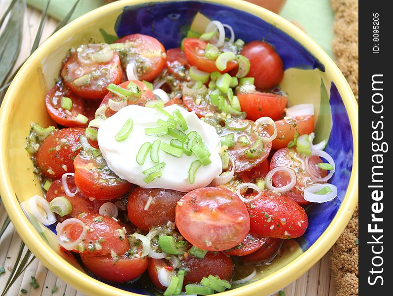 Fresh salad of tomatoes with spring onions and cream