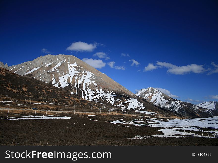 Blue sky white cloud ,snow mountain,it's so beautiful in shangri_la. Blue sky white cloud ,snow mountain,it's so beautiful in shangri_la