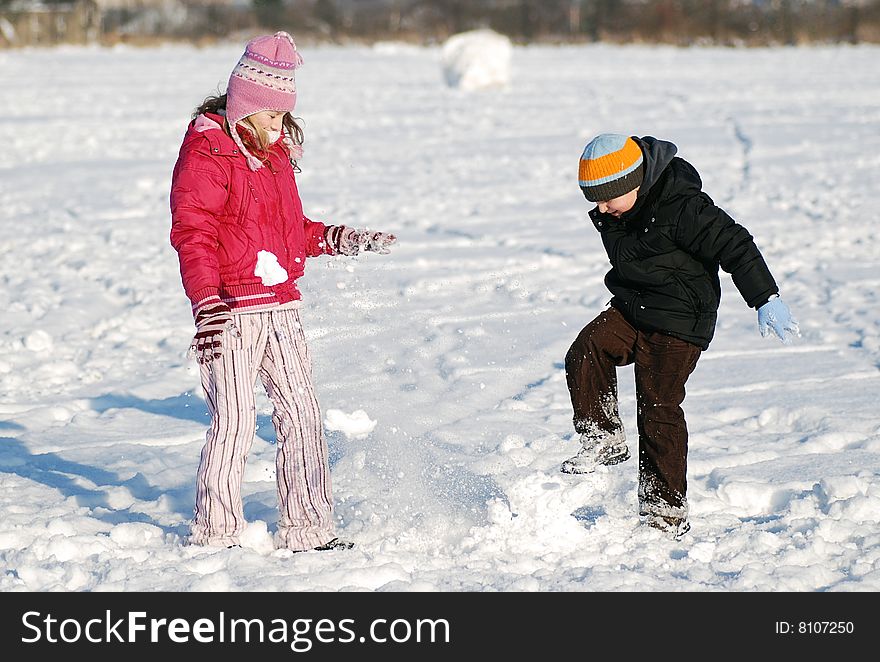 winter play - children in the park