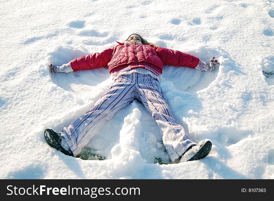 Winter play - girl in the park