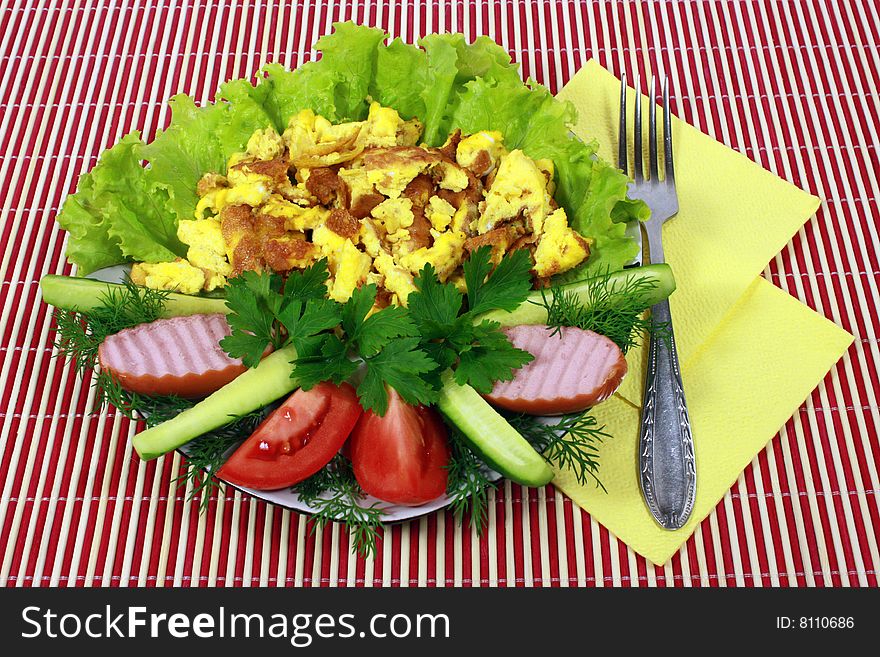 Omelet with meat and lettuce
Zharennye eggs with sausage and garnish from tomato, cucumbers