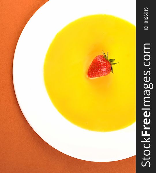 Plate of strawberries and stir the egg yolk. Plate of strawberries and stir the egg yolk