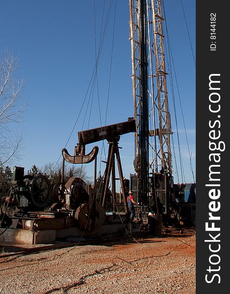 Oil field pulling unit replacing sucker rods