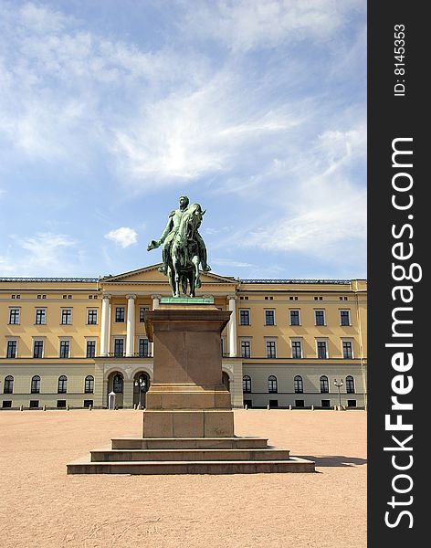 Statue by the palace of the king of Norway in Oslo. Statue by the palace of the king of Norway in Oslo