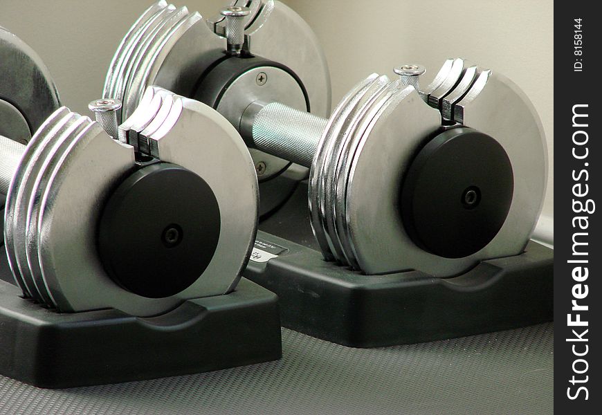 An image of two dumbbells - free weights.