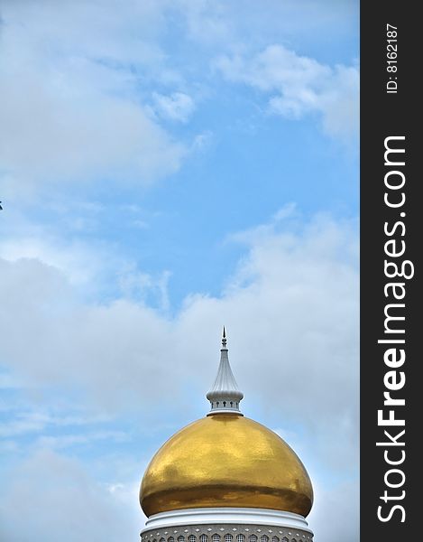 The golden dome of the Omar Ali Saifuddien Mosque in Bandar Seri Begawan, in Brunei (Borneo). The golden dome of the Omar Ali Saifuddien Mosque in Bandar Seri Begawan, in Brunei (Borneo).