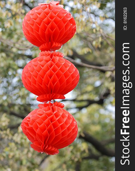 The holiday park is hanging the red lantern, celebrates