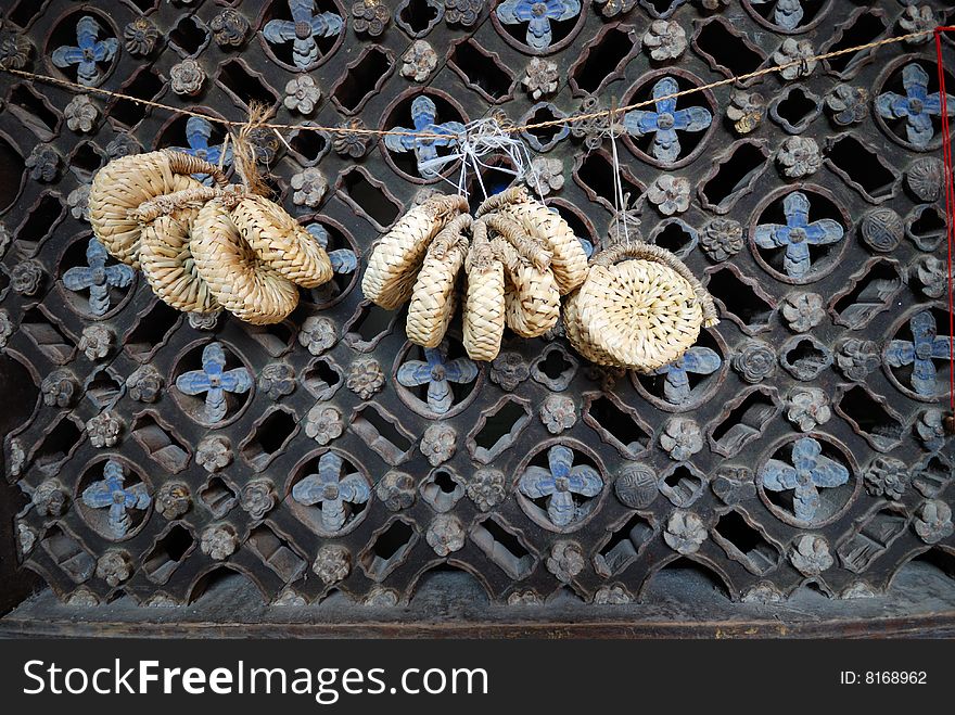 Before the window, hangs dry straw knitting goods