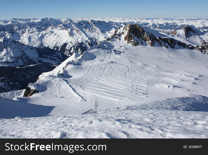 Austria. Mountains. The Alpes.Snow. The sun. Mountain tops.