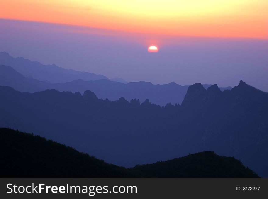 Sunglow at the summit of Qinling Mountainsï¼ŒShaanxi,China. Sunglow at the summit of Qinling Mountainsï¼ŒShaanxi,China