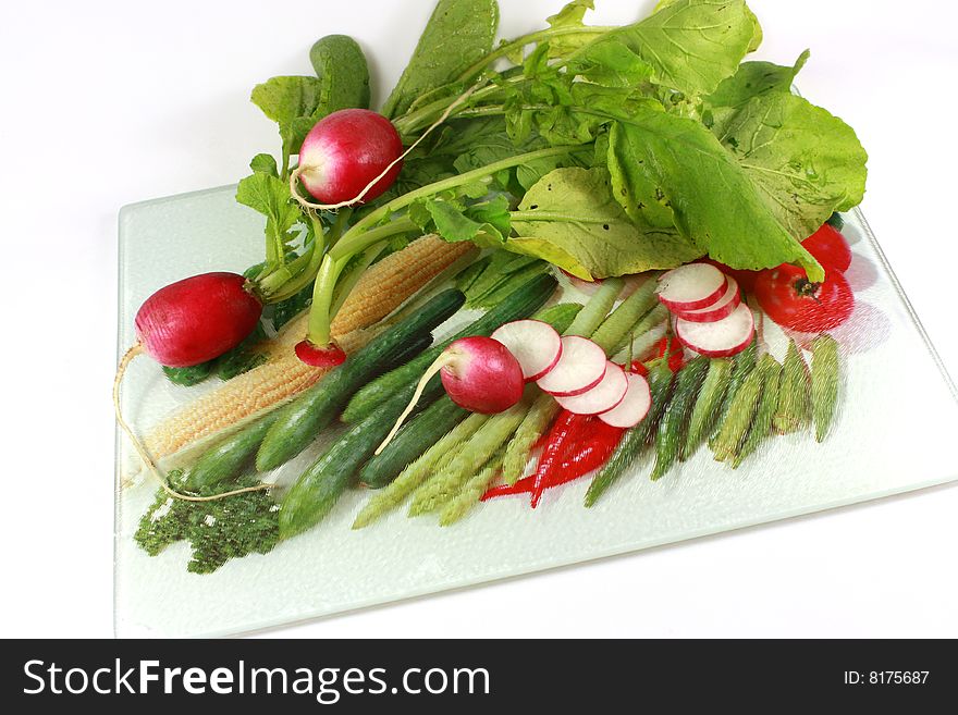 Delicious, appetizing, ripe vegetables on a razdelochnoy board