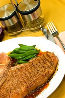 T-Bone Steak With Fresh Green Beans And Red Potato Royalty Free Stock Photos T-Bone Steak With Fresh Green Beans And Red Potato Royalty Free Stock Photos