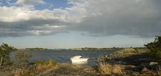 Boat Near A Island Royalty Free Stock Photography Boat Near A Island Royalty Free Stock Photography