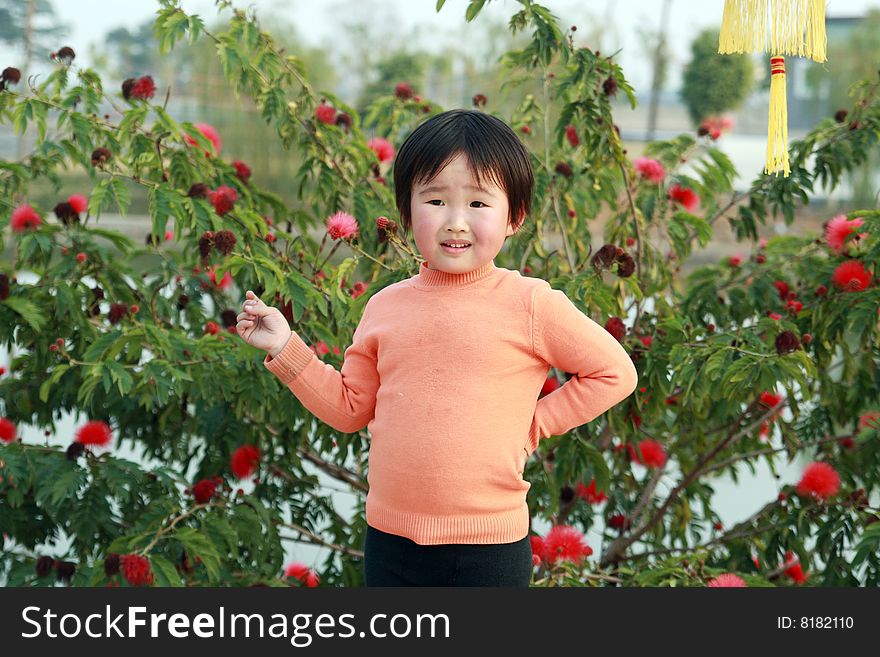 A lovely Chinese children to play outdoors.